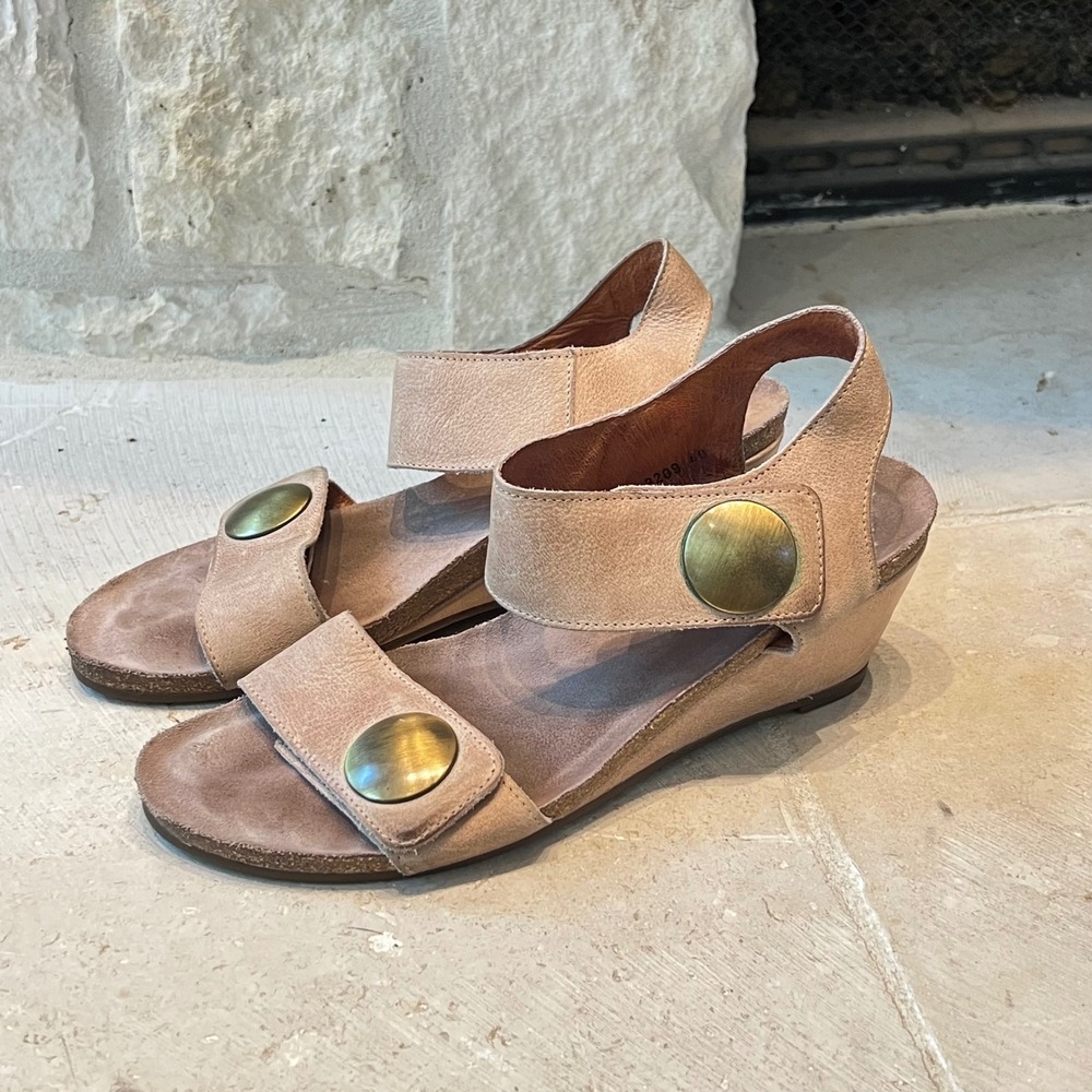 Taos Carousel‎ Tan Leather Wedge Sandal Size 9/9.5